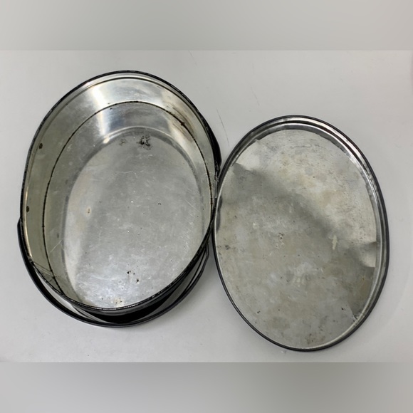 Early Mid Century Vintage Rose Floral Pattern Metal Lidded Handled Biscuit Tin - Picture 16 of 16